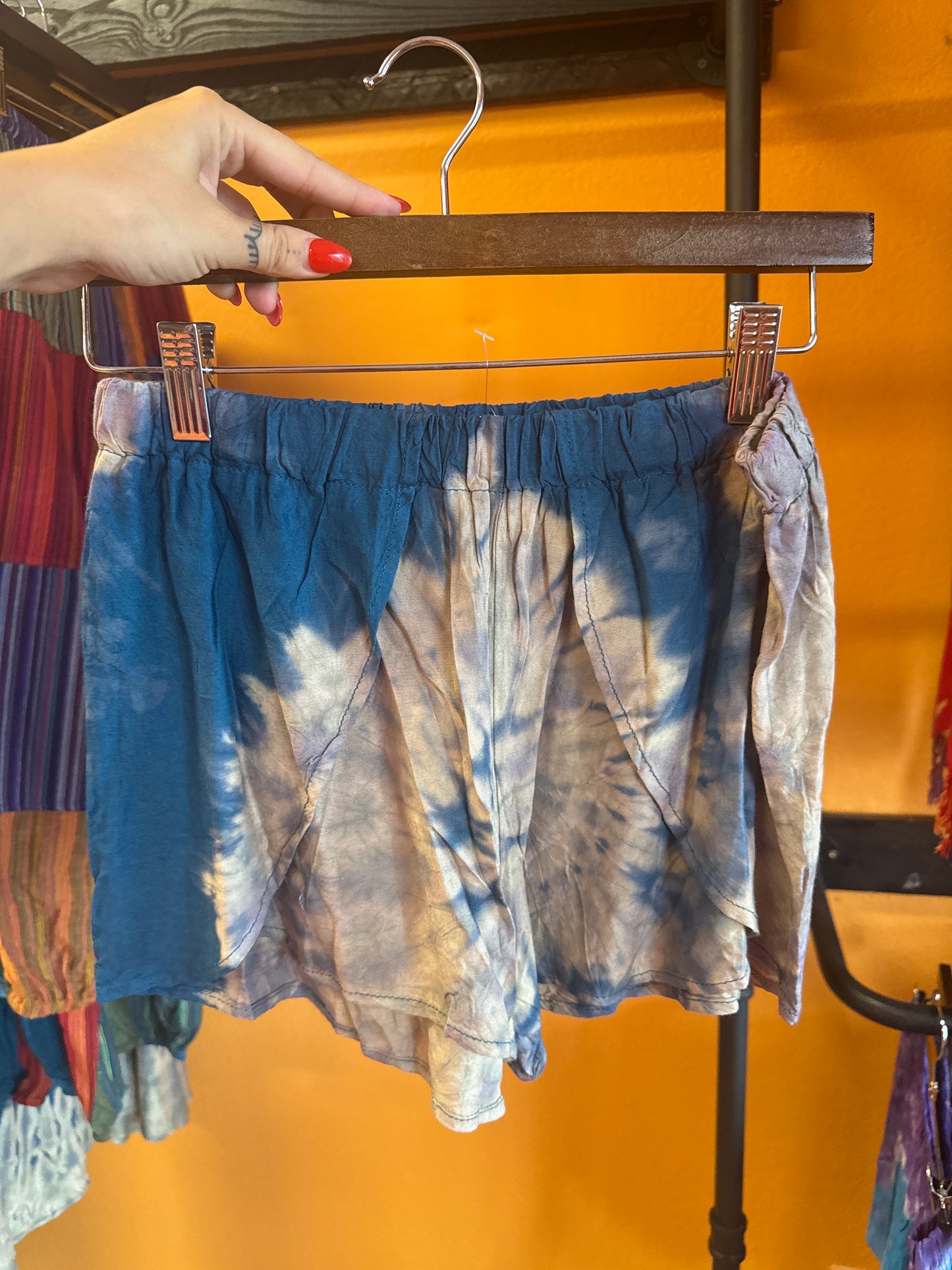 TIE DYE FLOWY SHORTS