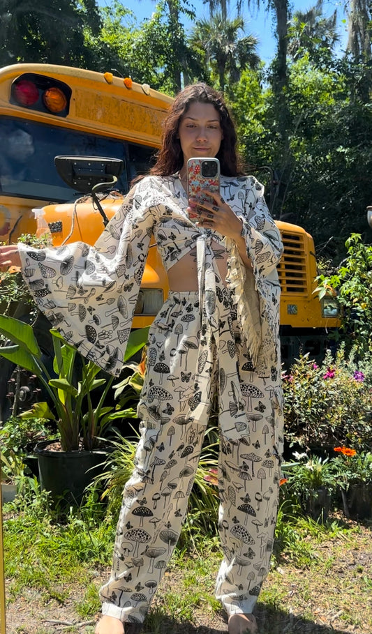 GRAY SCALE MUSHROOM BELLSLEEVE TOP