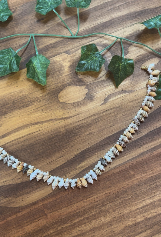 Conch and pearl necklace