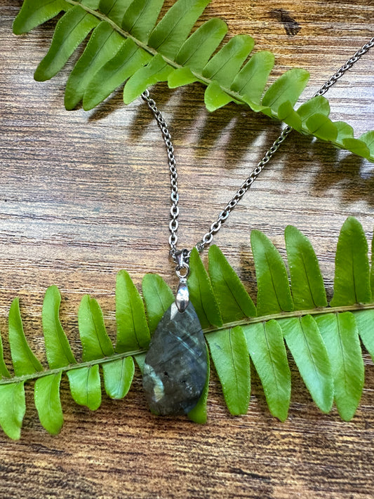 TEAR DROP LABRADORITE NECKLACE